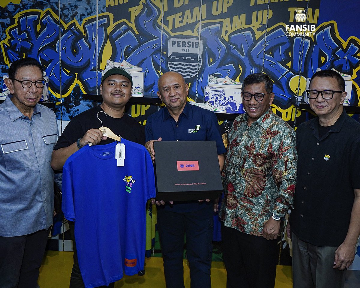 persib's tweet photo. Kunjungan Menteri Koperasi dan Usaha Kecil dan Menengah Republik Indonesia, Teten Masduki ke PERSIB Official Store dalam rangka meninjau Korner #KOLABORASIB
Di Korner #KOLABORASIB ini terdapat produk-produk kolaborasi antara #PERSIB dengan brand fashion lokal Kota Bandung Cosmic dan Hammerstout.
Dengan semangat membangkitkan ekonomi kreatif di Kota Bandung, Teten Masduki menyambut baik dan mendukung penuh program #KOLABORASIB tersebut
Produk #KOLABORASIB ini sudah bisa didapatkan langsung di PERSIB Store Graha PERSIB Lantai 2, dan ekslusif melalui onlince channel Cosmic dan Hammerstout.