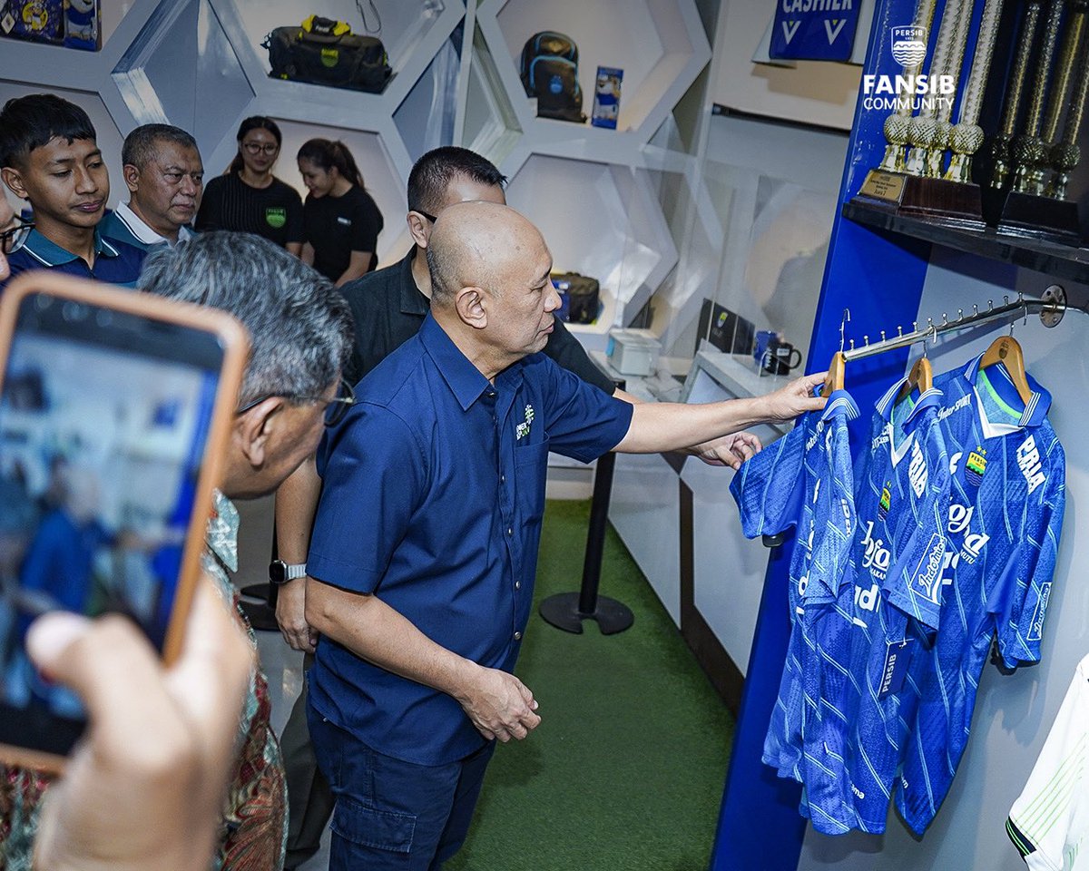 persib's tweet photo. Kunjungan Menteri Koperasi dan Usaha Kecil dan Menengah Republik Indonesia, Teten Masduki ke PERSIB Official Store dalam rangka meninjau Korner #KOLABORASIB
Di Korner #KOLABORASIB ini terdapat produk-produk kolaborasi antara #PERSIB dengan brand fashion lokal Kota Bandung Cosmic dan Hammerstout.
Dengan semangat membangkitkan ekonomi kreatif di Kota Bandung, Teten Masduki menyambut baik dan mendukung penuh program #KOLABORASIB tersebut
Produk #KOLABORASIB ini sudah bisa didapatkan langsung di PERSIB Store Graha PERSIB Lantai 2, dan ekslusif melalui onlince channel Cosmic dan Hammerstout.