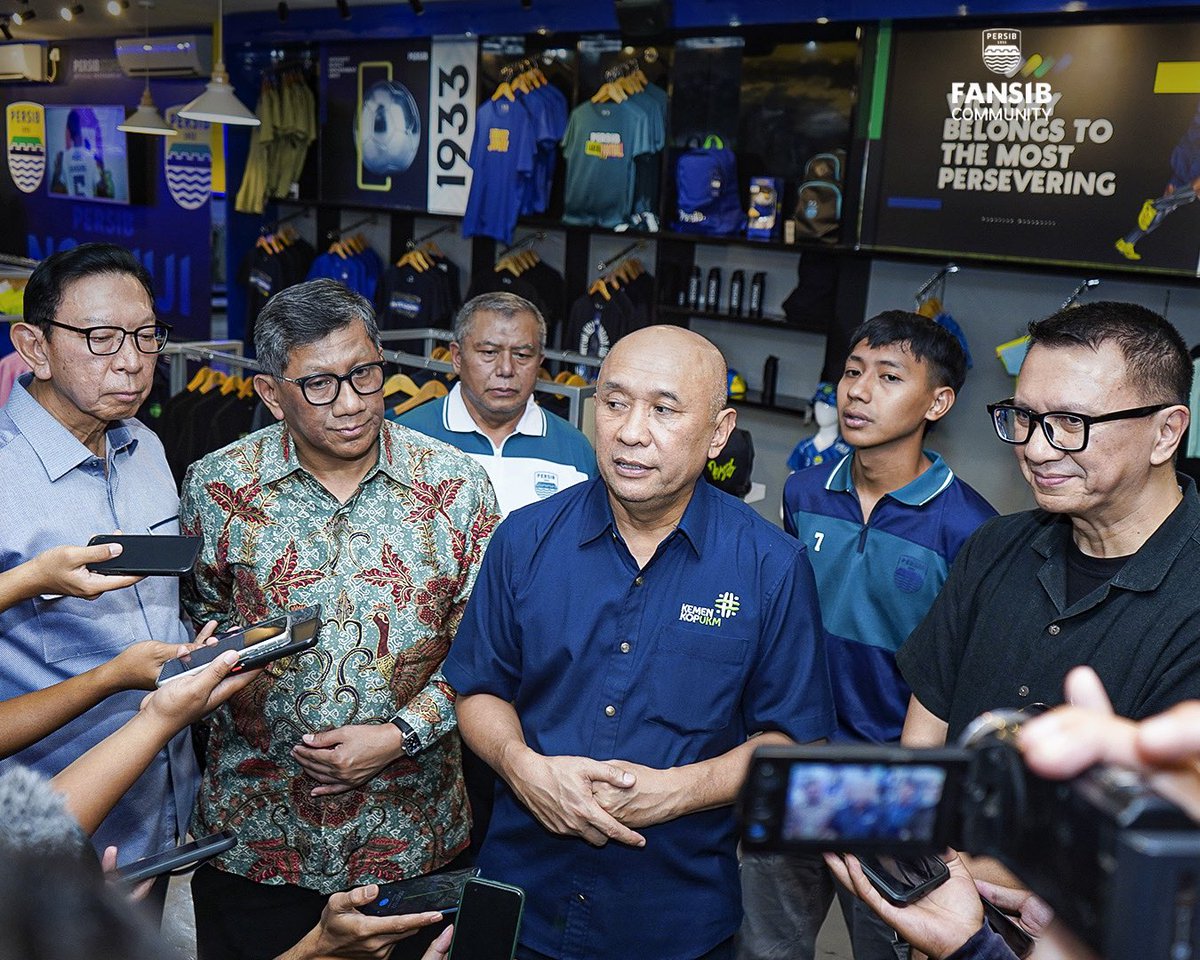 persib's tweet photo. Kunjungan Menteri Koperasi dan Usaha Kecil dan Menengah Republik Indonesia, Teten Masduki ke PERSIB Official Store dalam rangka meninjau Korner #KOLABORASIB
Di Korner #KOLABORASIB ini terdapat produk-produk kolaborasi antara #PERSIB dengan brand fashion lokal Kota Bandung Cosmic dan Hammerstout.
Dengan semangat membangkitkan ekonomi kreatif di Kota Bandung, Teten Masduki menyambut baik dan mendukung penuh program #KOLABORASIB tersebut
Produk #KOLABORASIB ini sudah bisa didapatkan langsung di PERSIB Store Graha PERSIB Lantai 2, dan ekslusif melalui onlince channel Cosmic dan Hammerstout.