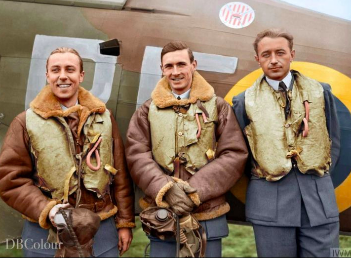 britishpoles's tweet photo. 303 Squadron was withdrawn for a rest #OTD in 1940. It claimed the largest number of aircraft shot down (126 kills in six weeks) of the 66 Allied fighter squadrons engaged in the Battle of Britain, even though it joined two months after the Battle had begun.
In the picture: 303 Polish Fighter Squadron - Flying Officer Zdzisław Henneberg, Flight Lieutenant John A. Kent ‘Kentowski’ and Flying Officer Marian Pisarek, standing by Hurricane Mk.I (RF-F, V6684) at RAF Leconfield, 24 October 1940.
@RoyalAirForce @ChiefofAirStaff @FlightPolish