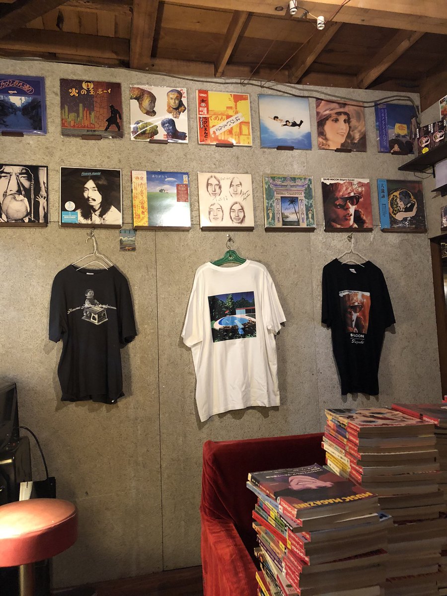 先月は京都へ。松本隆先生と久保田麻琴さんのトークショー。あっという間の、貴重な時間だった…。
帰り際、お茶するお2人をお見かけして思わず戻り、サインを頂けた。
後は細野さんだけだねと…。
宝物が増えました。店に飾ってます。
55周年、はっぴいえんどの再結成を心待ちにしています。