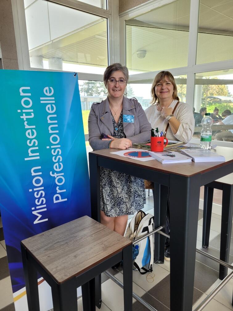Le forum des métiers de l'uniforme organisé par la mission Insertion Professionnelle a eu lieu ce mardi 10 octobre sur le campus moulin de la housse, un grand merci à tous nos intervenants les étudiants étaient ravis .
