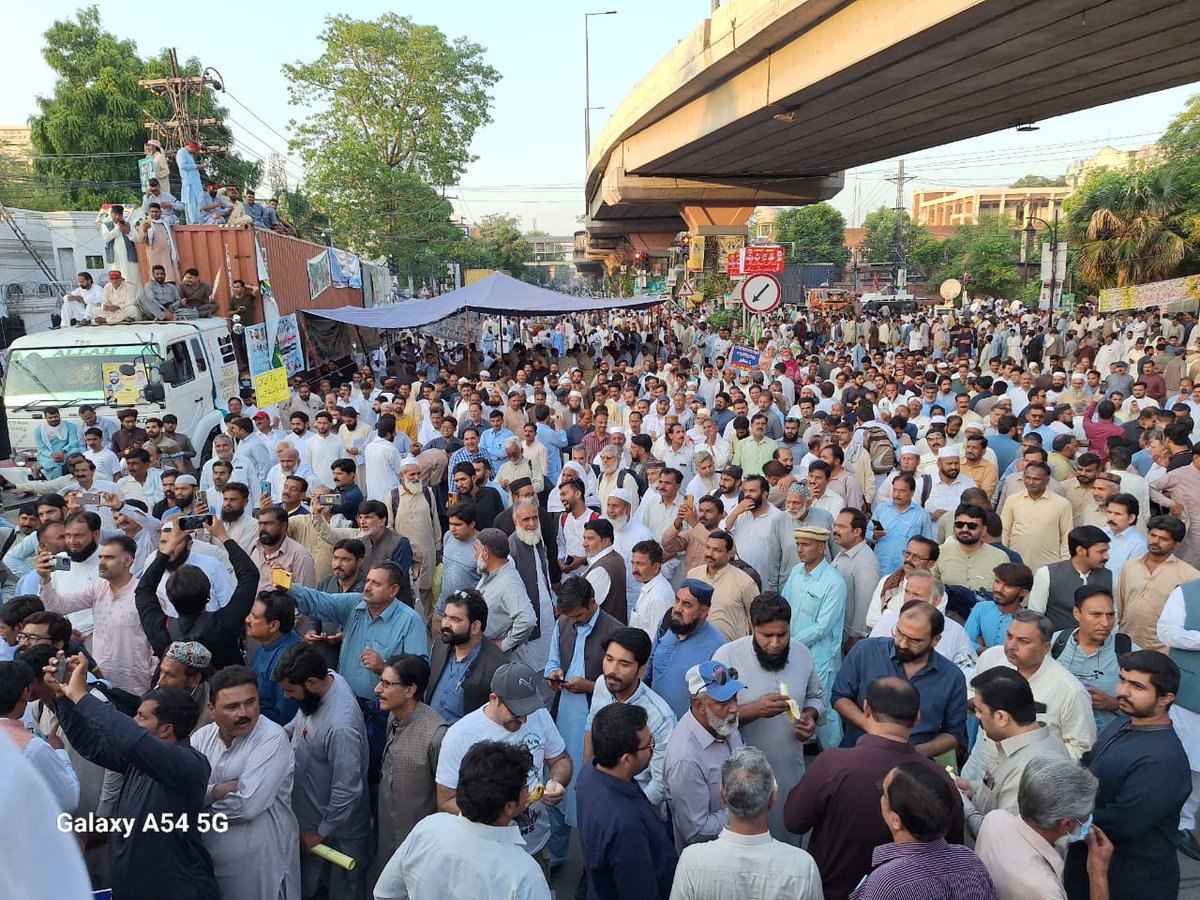 The sit-in in Lahore is a powerful expression of employees' determination to secure their future. The government must heed their call for fair leave encashment and pension rules. Together, we can make a difference. #ReverseAntiEmployeeRules