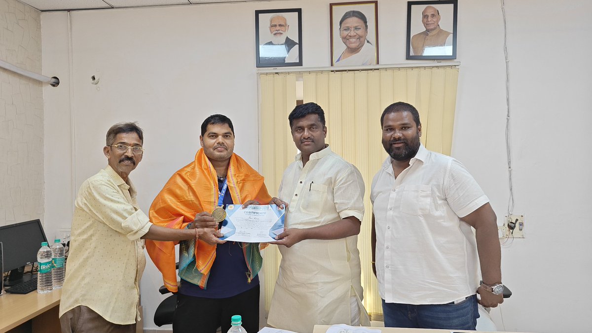 TeamRK_BJP's tweet photo. 21st  national open KARATE &amp; KUNG – FU championship లో గోల్డ్ మెడల్ సాధించిన శ్రీ SK Kaleem గారికి నా తరపున ఒక చిరు సత్కారం.

 #Telangana #teamrk #scb #secunderabad #cantonment #jramakrishna #BJP4IND #bjp4telangana #KheloIndia    #AsianGames2022 #IssBaar100Paar https://t.co/W30Xcvtr0x