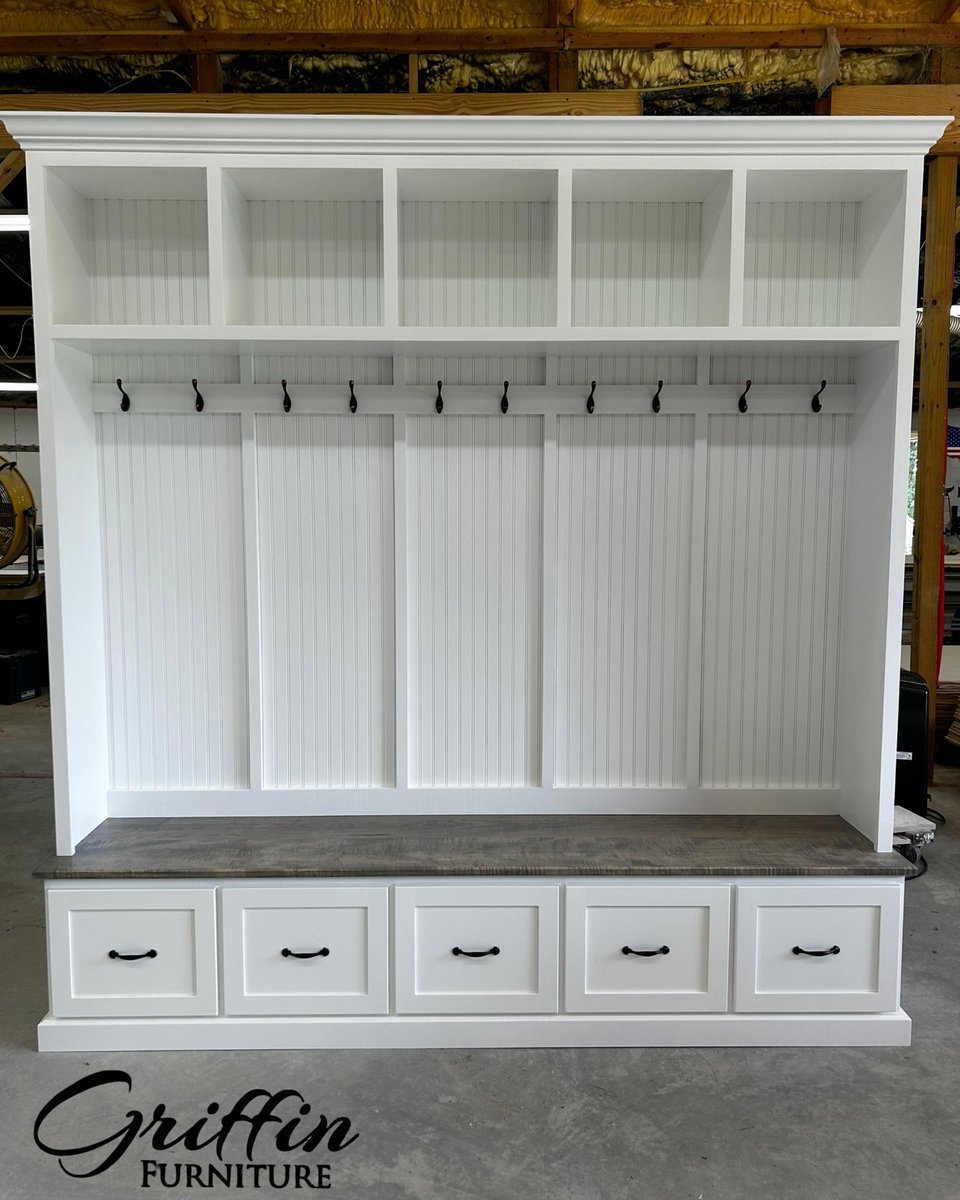 GriffinFurnitu2's tweet image. This Georgia 5 section entryway bench is great for storing all the things by the front door! We can customize them to fit your space and paint or stain them any color you wish!
 
griffinfurniture.etsy.com
 
#griffinfurniture #storagebench #mudroomideas #entrywayideas #laundryroom