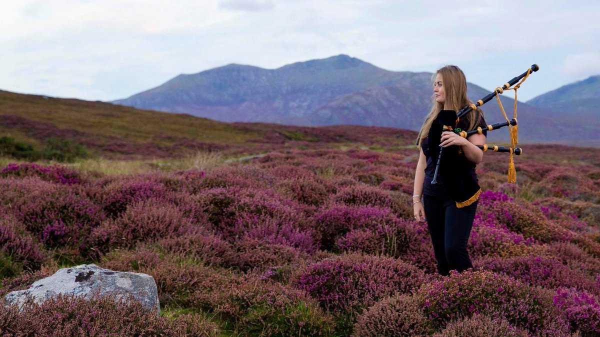 1/2 ➕ UHI announces alumni of the year. Chloe Steele grew up in South Uist & studied Applied Music @UHINWH. She is a Gaelic singer & piper who enjoys organising community projects - bit.ly/3ZPp8go #ThinkUHI #UHINWH #OuterHebrides #Uist @CSoilleir #Gaelic #Gaidhlig