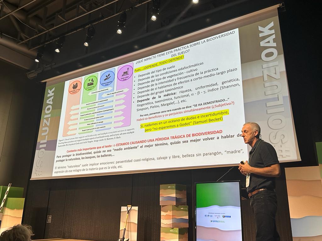 <a href="/neiker_BRTA/">NEIKER</a> 💬 Carlos Garbisu:

Para proteger la #biodiversidad, quizás no sea "medio ambiente" el mejor término, quizás sea mejor volver a hablar de proteger la naturaleza, los bosques, las ballenas..."

#SOILUZIOAK