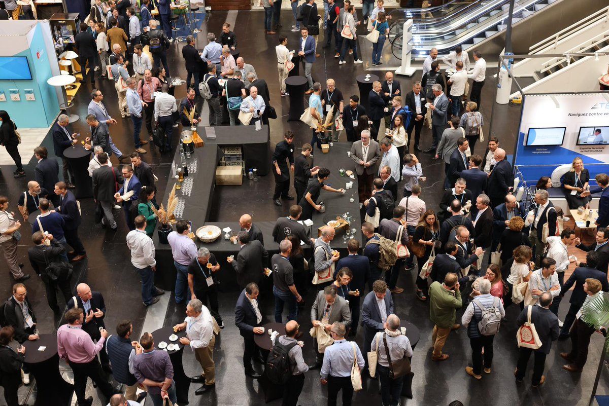 USF_officiel's tweet photo. ☕️ La #ConventionUSF c'est aussi l'occasion de discuter autour d'un café avec nos 1⃣0⃣4⃣ partenaires exposants, avec l’#USFforce et avec la team USF. #C23 #SAP #DSI https://t.co/BffMnGH1At