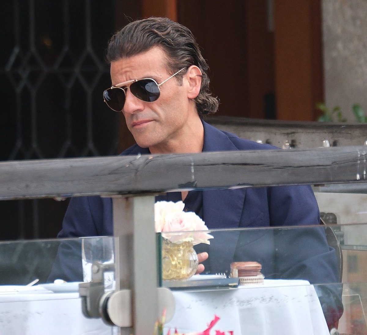 LeeBeverlyHills's tweet photo. Oscar Isaac filming his new movie #InTheHandOfDante in Venice https://t.co/vRxPkDAHDQ