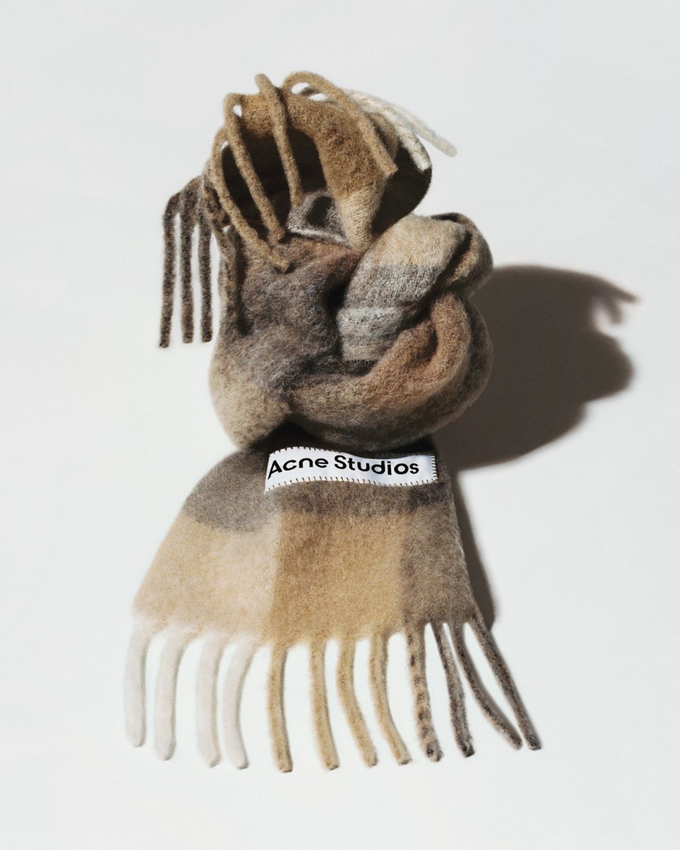 acnestudios's tweet photo. Our iconic scarf, ready to be twisted and tied in unexpected ways. #AcneStudios scarves take shape this fall. Discover the new selection, available now in store and online.
Photographer: #JeanMarieBinet
Set designer: #AliceKirkpatrick https://t.co/uCCY0u7tIh