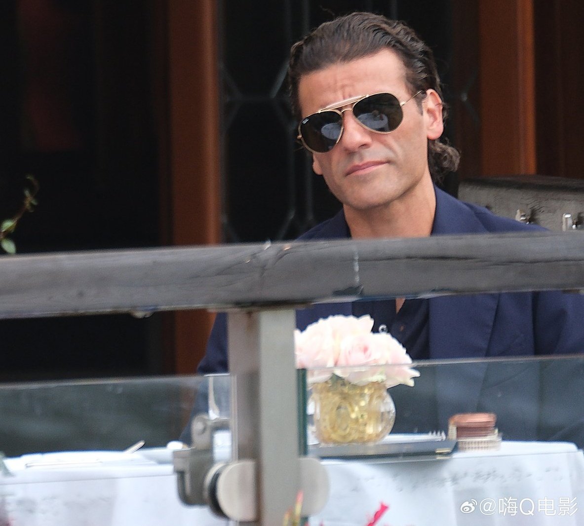LeeBeverlyHills's tweet photo. Oscar Isaac filming his new movie #InTheHandOfDante in Venice https://t.co/vRxPkDAHDQ