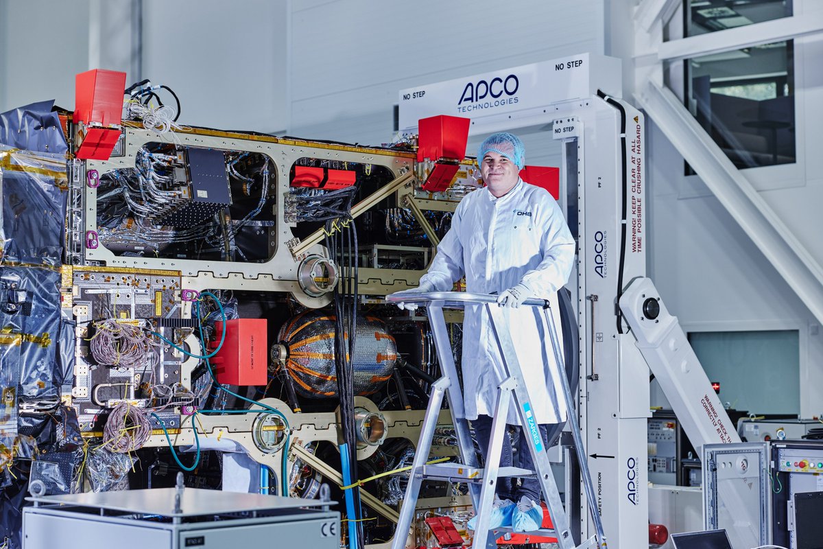 eumetsat's tweet photo. An exciting milestone for the #MTG mission! 👏
MTG-S1, our first operational sounding satellite in a geostationary orbit, was successfully assembled by @OHB_SE and aced all tests!
Next up: testing under simulated space conditions 🚀
Read more here: https://t.co/3xfmp4oAYS https://t.co/g6ZpGIBQYh