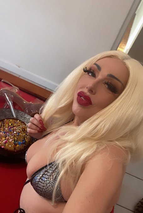 Well we&rsquo;ll what is she up to today? Dm me for your own fetish custom vid 😈💜😈🎂 https://t.co/4qGdSet6x