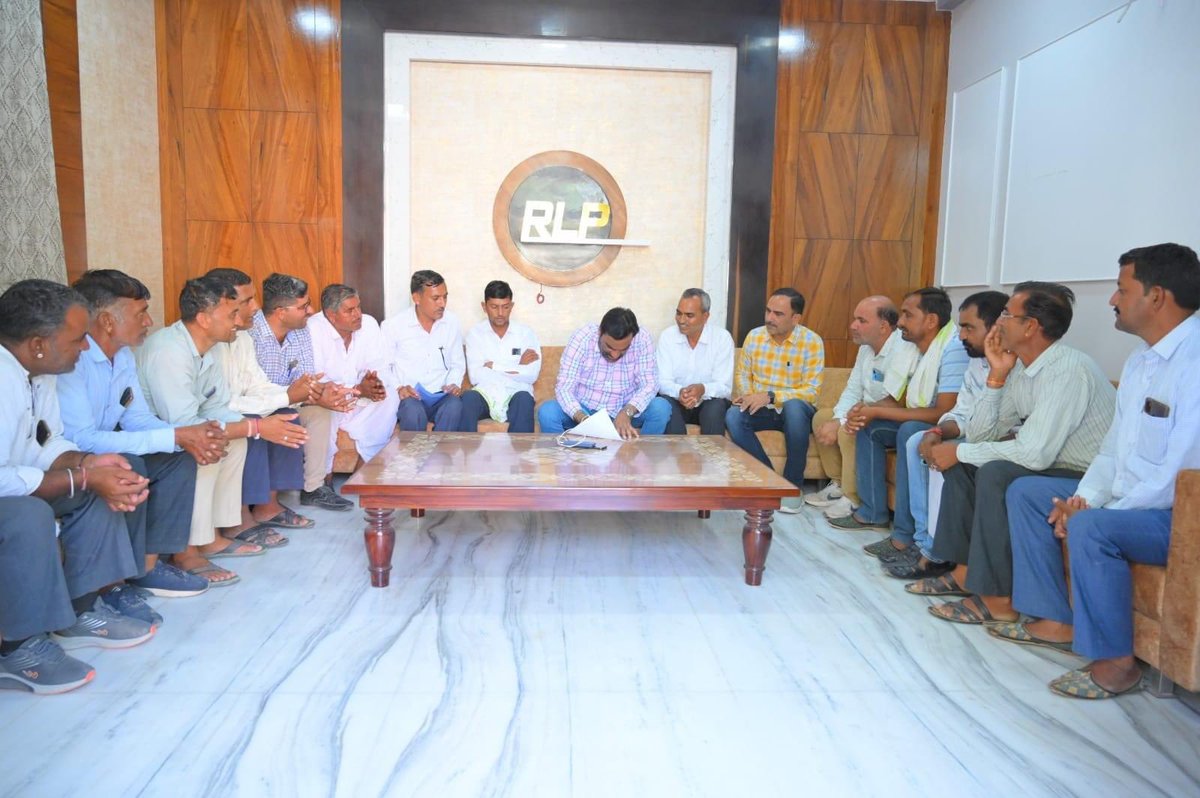 RLPINDIAorg's tweet photo. RLP सुप्रीमो व नागौर सांसद श्री हनुमान बेनीवाल जी ने कल नागौर स्थित अपने आवास पर प्रदेश भर से आये आगन्तुकों से मुलाकात की तथा जन समस्याओं को सुना।

श्री बेनीवाल जी का हमेशा यही प्रयास रहता है कि वह प्रत्येक नागरिक की समस्या सुनकर उनके निवारण हेतु उचित कदम उठाएं।

#RLPRajasthan https://t.co/3Nbg7UBb3Y