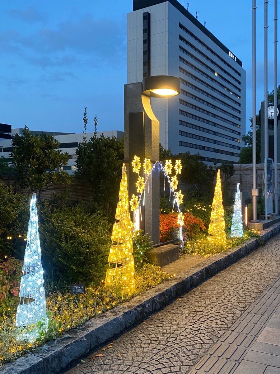 本日イルミネーション点灯式のリハーサルが行われました！
13日の本番に向け、準備万端です👍
当日は17時半(予定)から点灯のカウントダウンを行います🎉
キッチンカーなども出店しますので、ぜひお越しください🙇‍♂️
#福岡大学 #福大 #イルミネーション