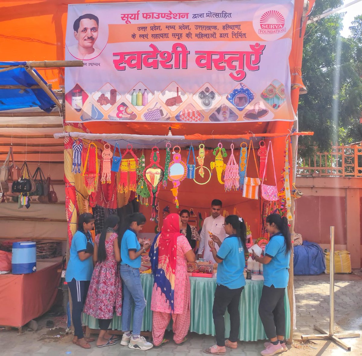 suryafnd's tweet photo. #स्वरोजगार #स्वावलंबन
महिला स्वावलंबन को बढ़ावा देने हेतु सूर्या फाउंडेशन ने दीनदयाल धाम, मथुरा में संस्था के सहयोग से चलने वाले स्वयं सहायता समूहों द्वारा बनाए गए उत्पादों का स्टॉल लगाया गया।
समूहों की महिलाओं द्वारा निर्मित धूपबत्ती, फिनाइल, पूजा के कंडे आदि गौ-उत्पाद और (1/2) https://t.co/0FLkXuDiEM