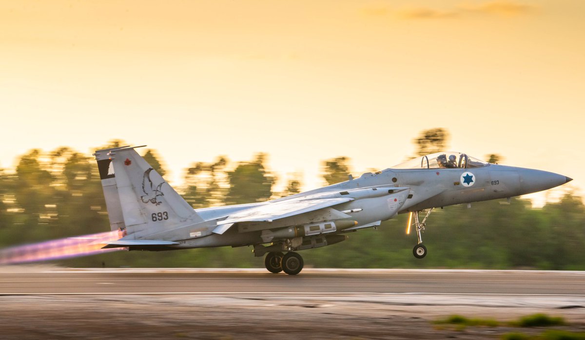 Roberto_yeager's tweet image. Un #McDD F-15A #Baz de la #IAF cargado con 3 GBU-31 #JDAM despegando a plena postcombustión
#F15 #Eagle #Israel #Israe