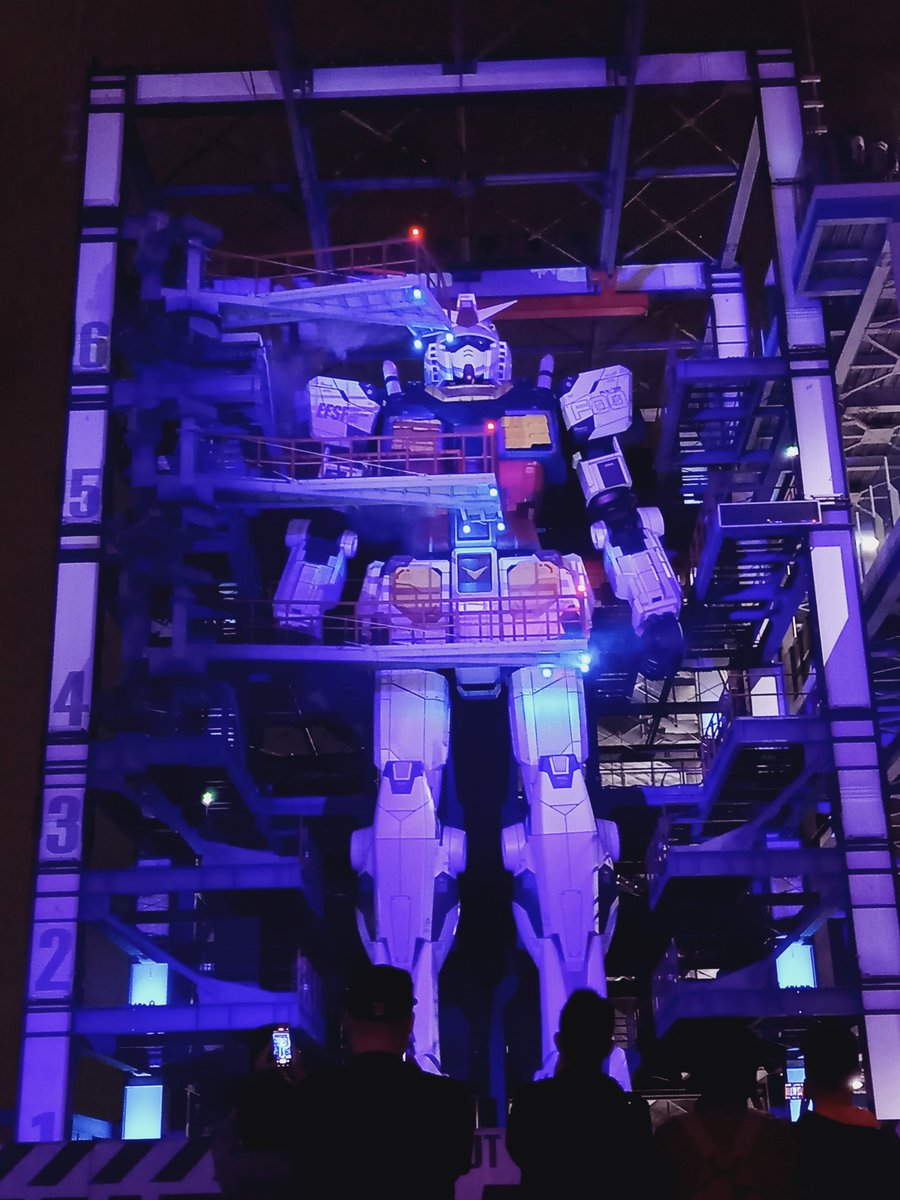 YMonochro's tweet photo. ついにライトアップされた横浜ガンダム見れた…❗　迫力満点🤩 https://t.co/YkxWKs2I9i