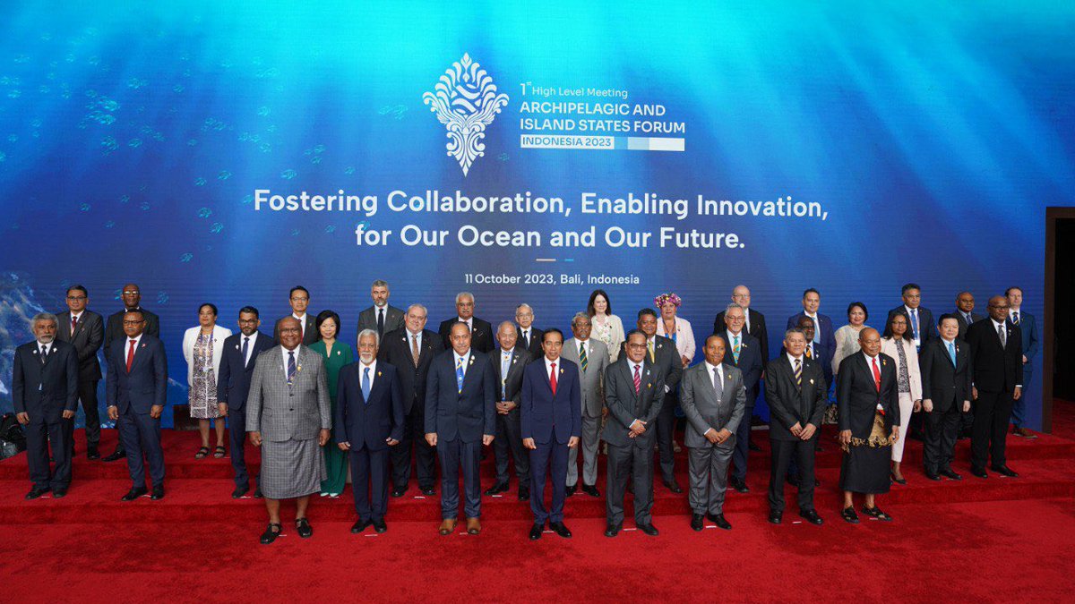 IEAmbJakarta's tweet photo. I represented Ireland today at the High Level Meeting of the Archipelagic and Island States Forum. Thanks to Indonesia and UNDP for organising this gathering of countries facing common ocean challenges.  @aisforum @UNDPIndonesia @Kemlu_RI https://t.co/XyX3hPNKbL