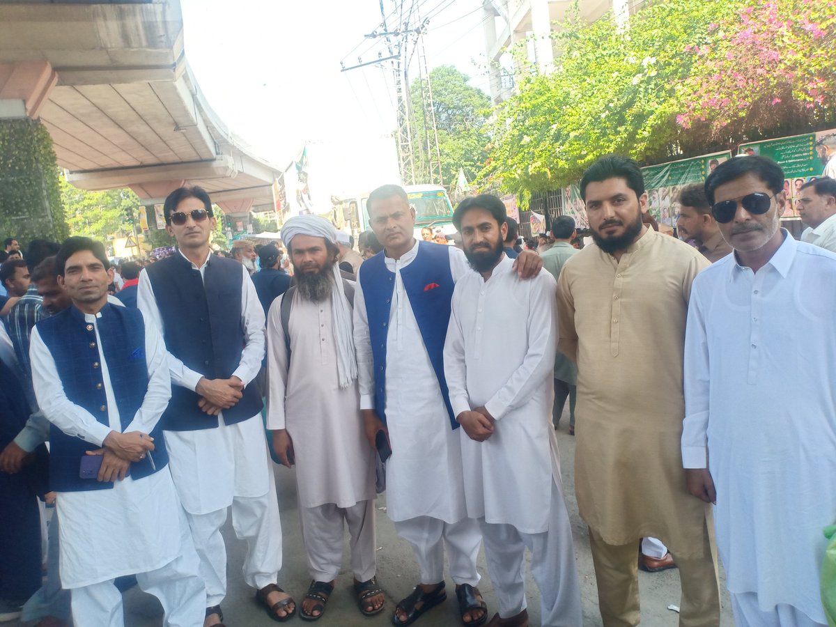 ayyaz_hussain's tweet photo. دوسرا دن ہے ملازمین اپنے حقوق کے لئے اور حکومتی ملازم کُش پالیسیوں کے خلاف دھرنا دئیے ہوئے ہیں لیکن ابھی تک حکومتی نمائندوں کے کانوں پر جوں تک نہیں رینگی۔ 😒

#ReverseAntiEmployeeRules
#چلو_چلو_لاہور_چلو https://t.co/u4zDcirIf4