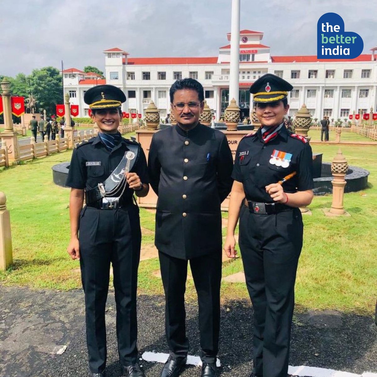 The granddaughters of Param Vir Chakra Shaitan Singh Bhati, Divya and Dimple Singh Bhati both serve in the #IndianArmy.

#ProudMoment #Respect #WomeninArmy #GirlChildDay