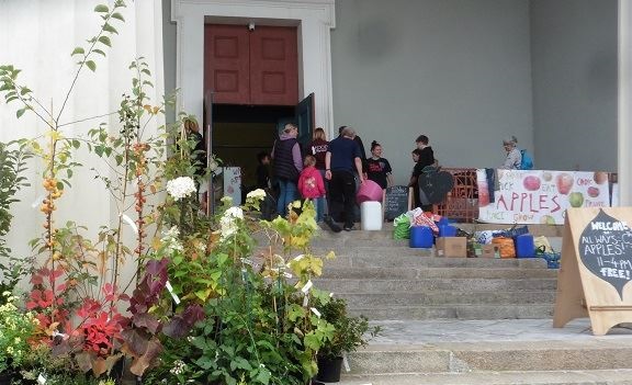 All_Ways_Apples's tweet image. Two weeks today!
Our wonderful #Devonport #AppleFestival is the place to be on Wednesday 25th October!
11 - 4
#GrowingCommunityAbundance #GrowingResilience @foodplymouth #CommunityForest @Orchardlink @PollenizeCIC @TamarGrowLocal @plymlibraries @WhatsOnPlymouth @NaturePlymouth