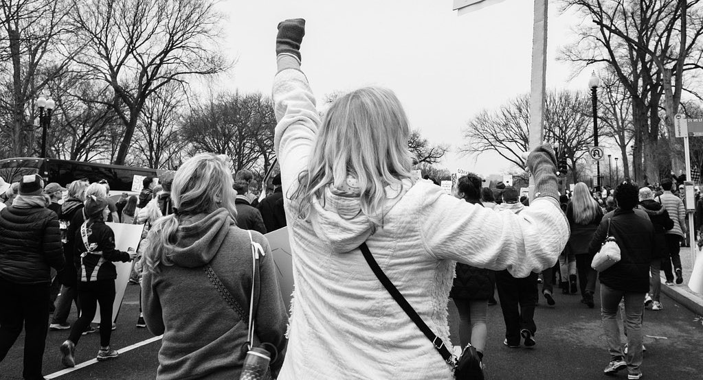 [RÊVONS RÉVOLTE... (EN CHANSONS)]

🗣Un parfum de révolte avec Arnaud Marzorati et son orgue de barbarie, au <a href="/lebateaufeu/">lebateaufeu</a>, aujourd’hui à 12h30 !  

La révolution passe par les chansons, l'air de rien, mais c'est un air qui fait tout. 📣Cartons arrangés et percés par A.Bitran