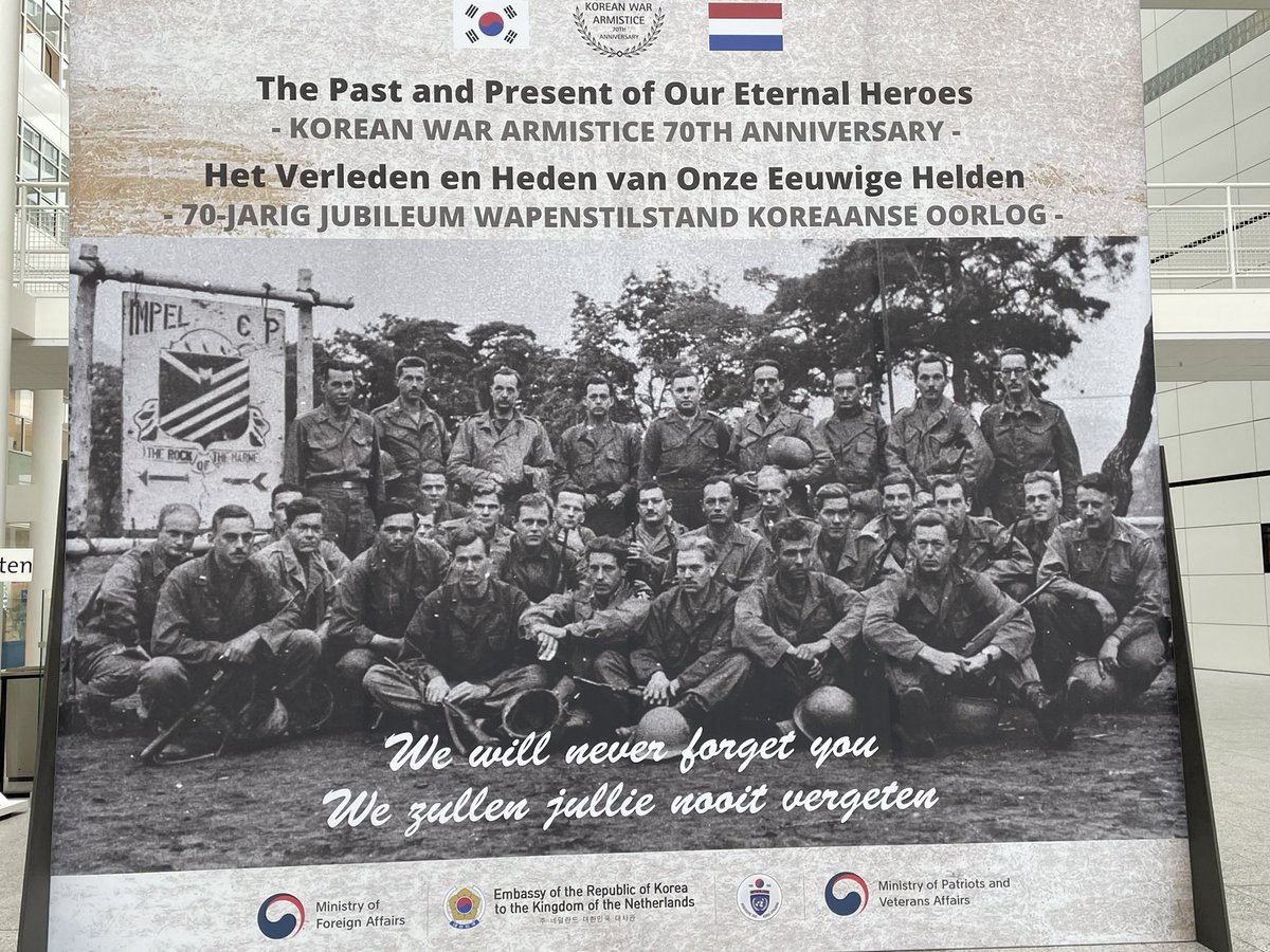 Bijzonder eerbetoon voor vergeten oorlog in atrium Haags stadhuis. Al 70 jaar geleden. #Denhaag