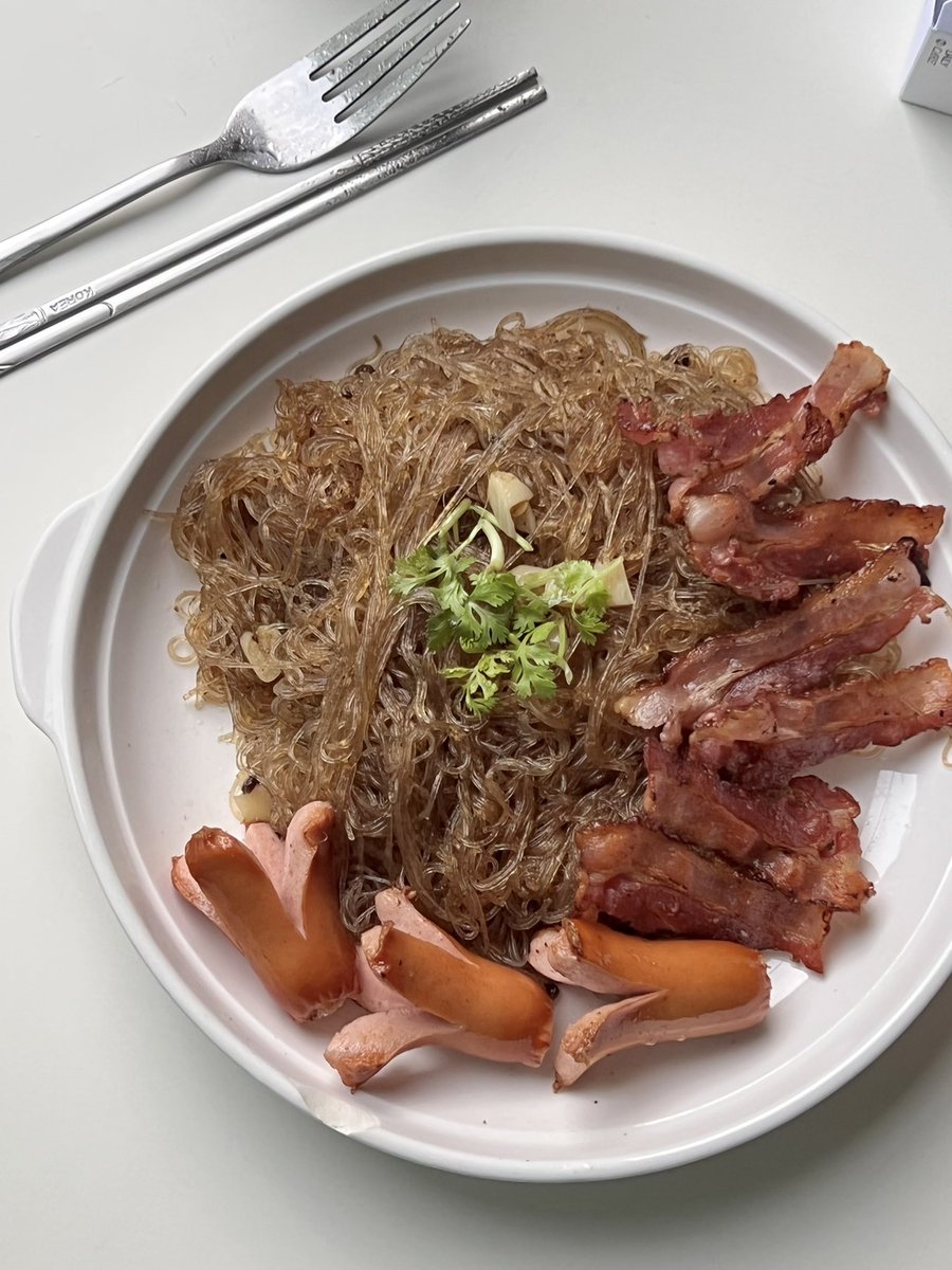 itfeelstory's tweet photo. วุ้นเส้นอบหม้อดินตราชอช้าง อร่อยยยย กินกับเบค่อนกรอบๆ คือดีย์ อร่อยจริง เส้นเหนียวนุ่ม ซอสพอดีเลยอะ หอมเครื่องมาก ไม่ต้องปรุงเพิ่มเลย ติดกินมา 3 วันละ ทำง่ายมาก ตวงน้ตามเส้นในถุง ผสมๆ เอาเข้าไมโครเวฟ 7 นาที จบ ต้องลอง🥹🫵🏻 https://t.co/JqwBoJKwwU