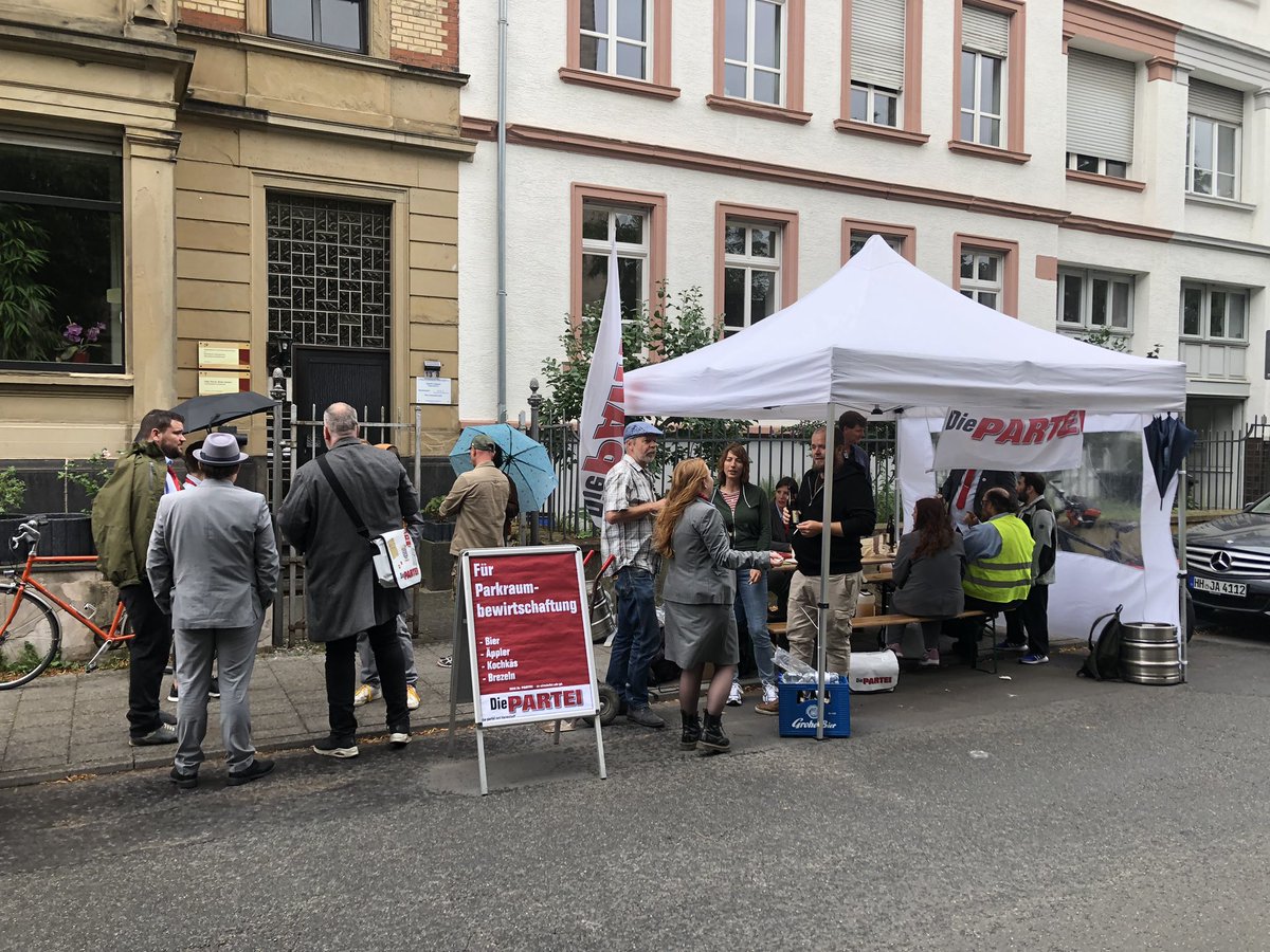 Ab 16.10. startet die Stadt Darmstadt mit der Parkraumbewirtschaftung im Johannesviertel. Monate später als angekündigt. Die PARTEI war pünktlich! ☝️