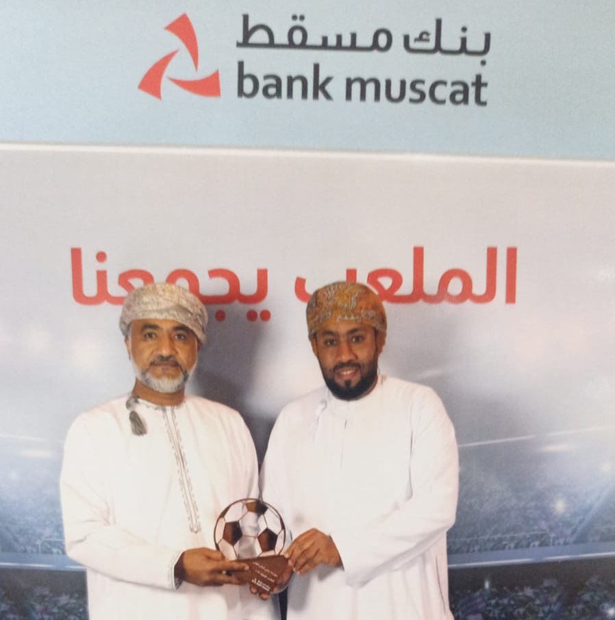 تكريم إدارة الفريق أثناء الحضور حفل تكريم الفرق الفائزه في برنامج الملاعب الخضراء