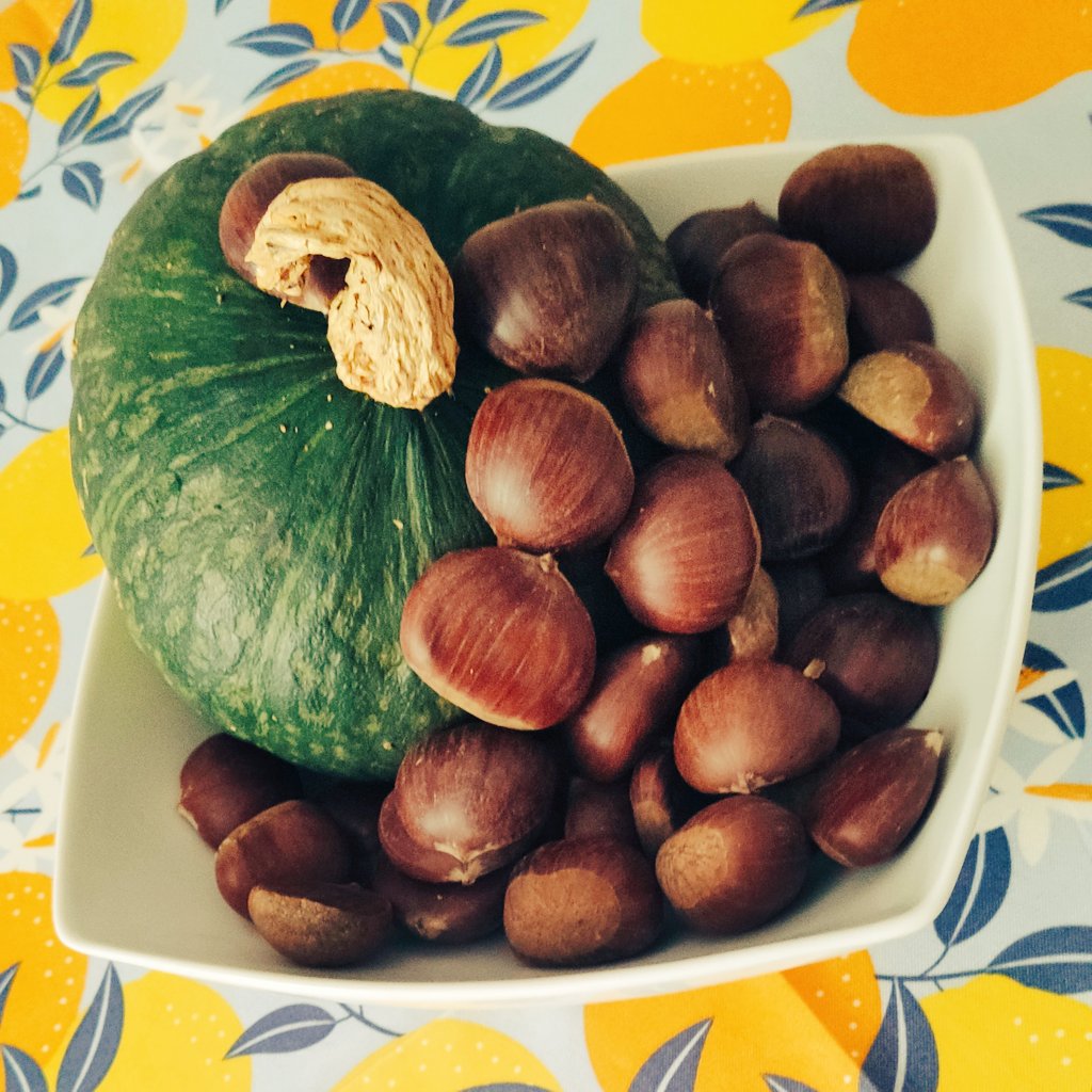 Prove di autunno... nonostante l'estate resista tenacemente. 🍁🍂🌰
#estate #autunno #castagne #zucca