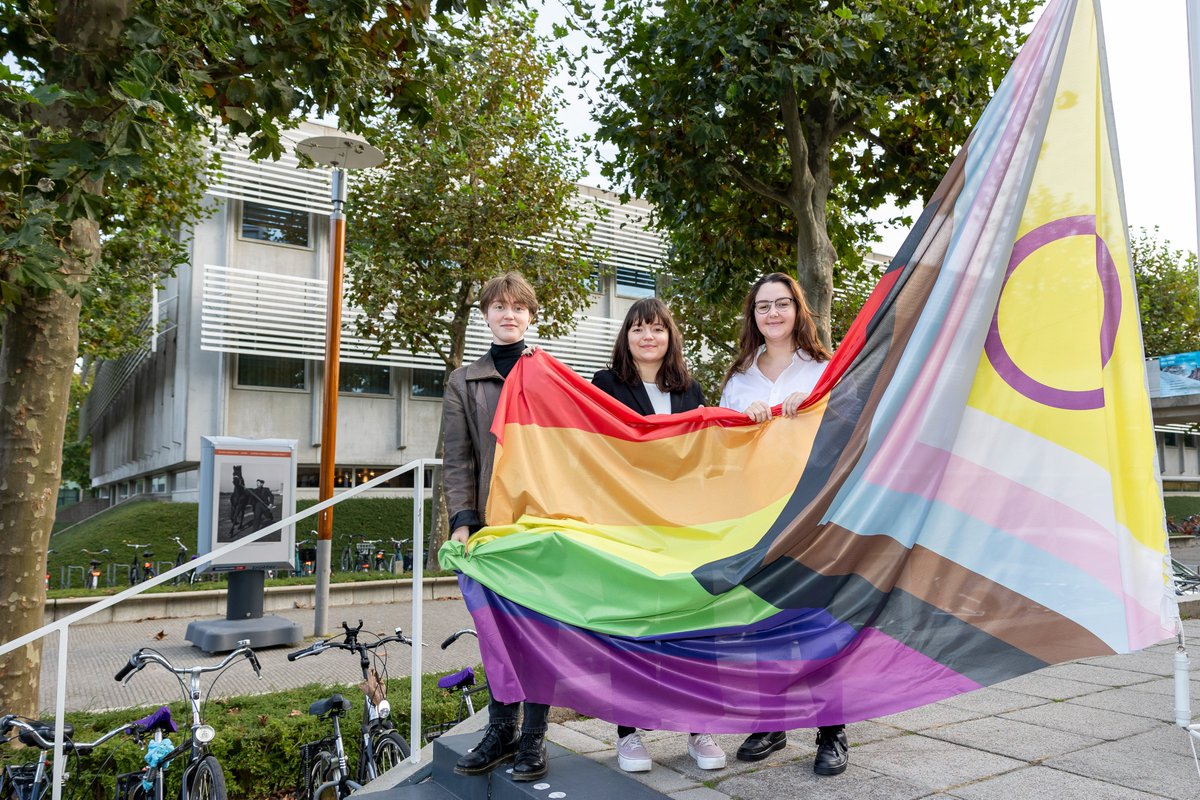 Vandaag, tijdens Coming Out Day, hesen leden van de Umbrella Association namens de LGBTQIA+ community de Progress vlag. “Door de Progress vlag laten we zien dat dit een veilige plek is voor mensen om zichzelf te zijn en om vrijuit hun kleuren van de regenboog te laten zien.'