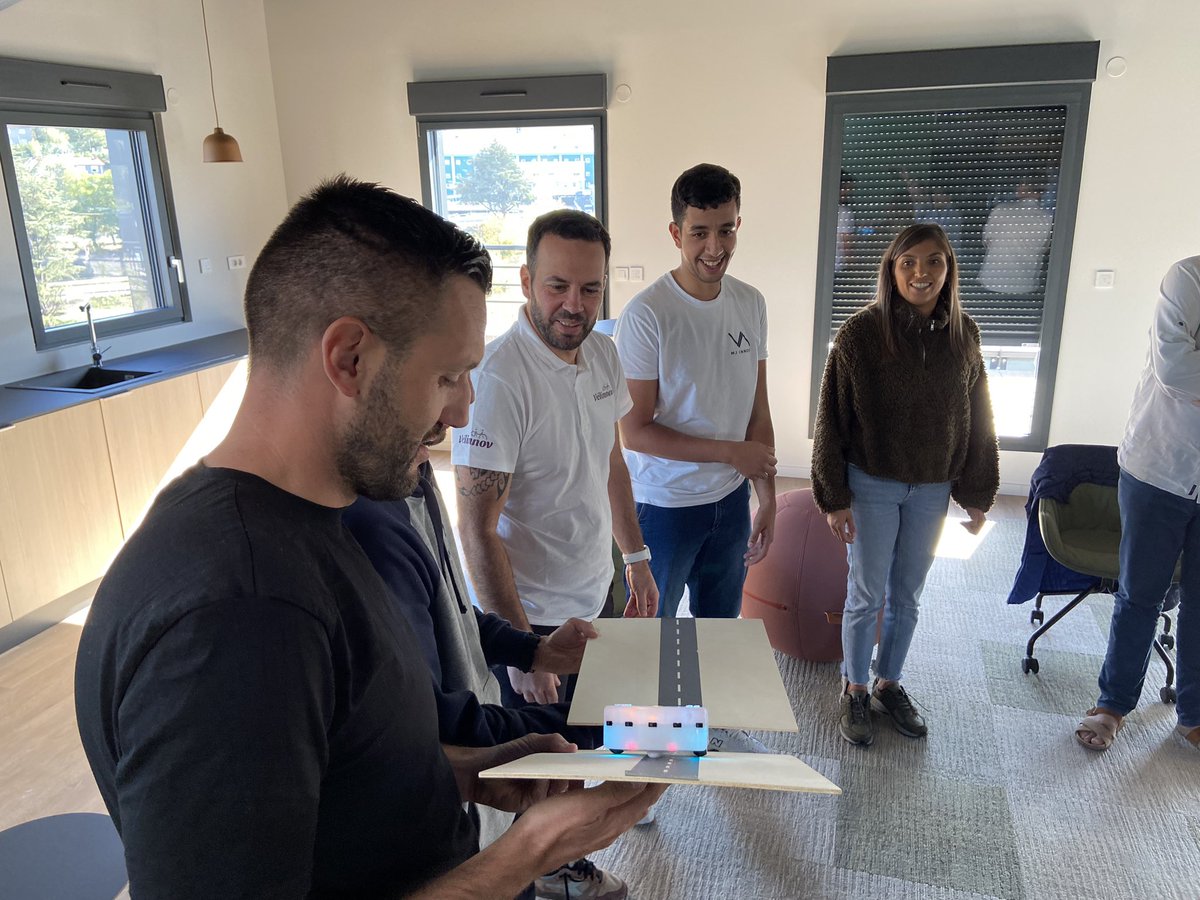 🤖 L’équipe <a href="/MJINNOV/">MJ LAB - La recherche au coeur de MJ INNOV</a> a eu le plaisir de recevoir <a href="/pensierovisuale/">Paolo Rossetti</a> dans ses locaux pour une formation spéciale sur le #robot <a href="/ThymioII/">Thymio</a>. 

👍 Un grand merci Paolo Rossetti pour la découverte de tous ces usages. #innovation #inm