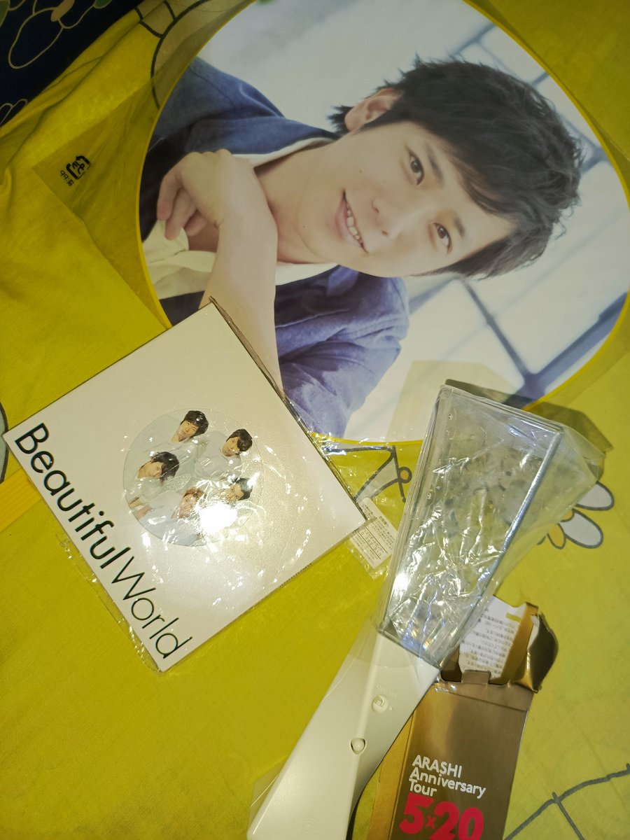 brkuning05's tweet photo. Halo guys.. 
Atas 3tahunya aku di Fandom Arashi dan syukuran lulus SMA kemarin. 
Aku mau adain GA
Hadiahnya : 
1. Penlight 5x20
2. Jumbo Uchiwa Nino Are you happy
3. Album beautifull world (RE) 
Rulesnya di replay ya.. https://t.co/7JFkKPtpwb