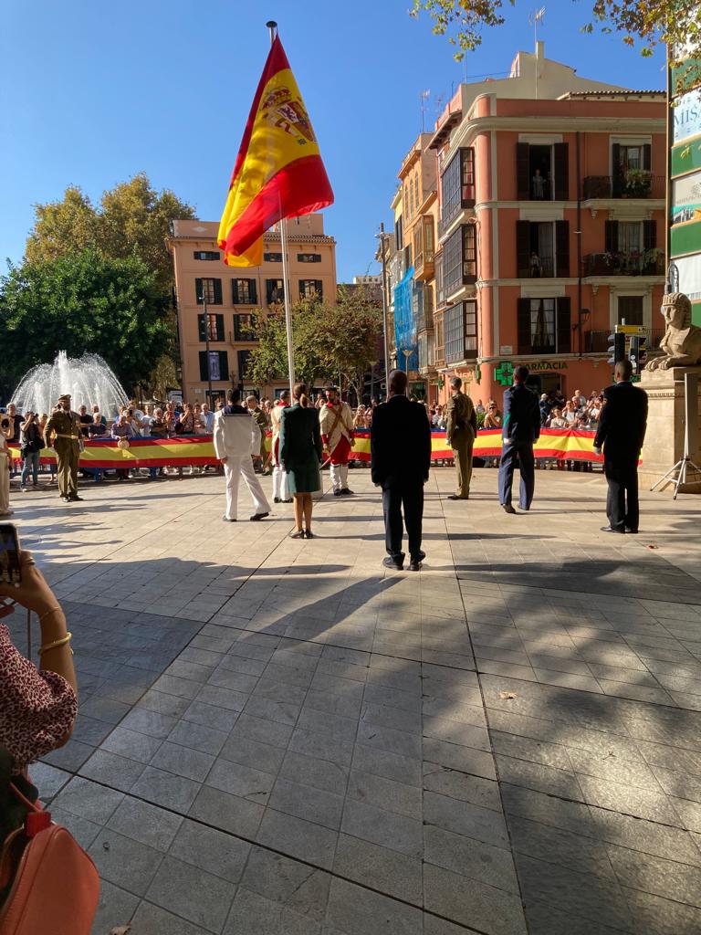 Invitado por el Comandante General de Baleares nuestro Presidente ha asistido, en el Paseo del Borne, al acto de izada de la Bandera Nacional y al homenaje a los caídos por España dentro de los actos de la Fiesta Nacional del 12 de Octubre
#bammallorca
#bancodealimentosdemallorca
