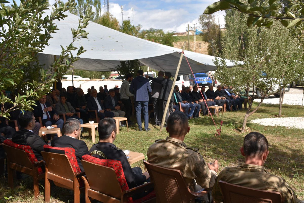 TCyuksekova's tweet photo. Kaymakamımız @cimsitomer, Kıbrıs Gazisi Süleyman Açıkel’in, vefat eden eşi Kevser Açıkel’in Köprücük köyündeki taziyesine katılarak; yakınları ve sevenlerine sabır ve başsağlığı dileklerinde bulundu.

@HakkariValiligi 
@alicelik_64 https://t.co/RauIywhgbB