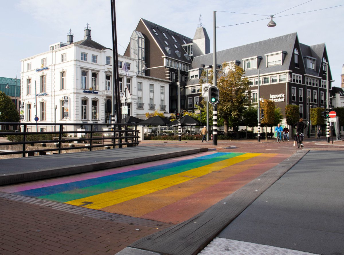 𝐇𝐞𝐭 𝐢𝐬 𝐯𝐚𝐧𝐝𝐚𝐚𝐠 𝐂𝐨𝐦𝐢𝐧𝐠 𝐎𝐮𝐭 𝐃𝐚𝐲 🌈 In onze stad is iedereen welkom, ongeacht wie je bent of van wie je houdt. Een stad met alle kleuren van de regenboog 🏳️‍🌈 . . . #Comingoutday #LGBT #gemeentehelmond #Helmond