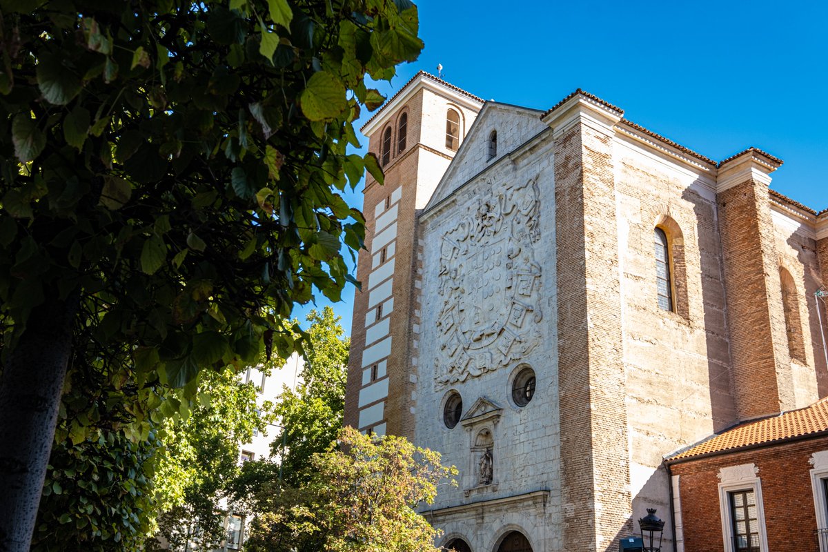 infoVLL's tweet photo. 🤩¿Sabías que en #Valladolid está el escudo en piedra más grande del mundo? 🛡️ Se encuentra en la Iglesia de la Magdalena, construida entre 1538 y 1570 ⛪
Se trata de un escudo de talla renacentista frente a la casa Museo de Colón de @CulturaVLL_ , ¡aprovecha para ver ambos! 😉 https://t.co/MK8ysxrEmp