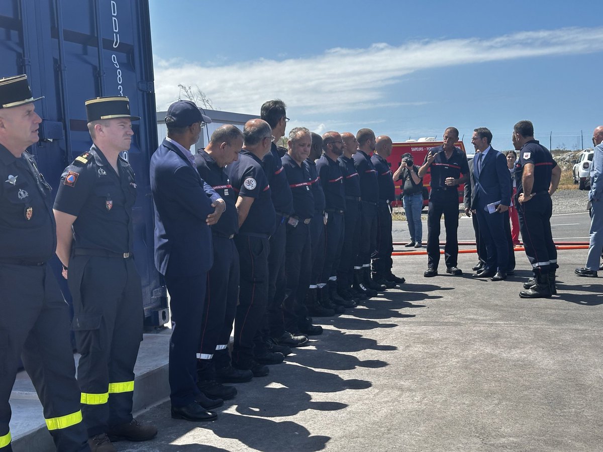 #FeuxDeForêts | L’État s’engage aux-côtés des sapeurs-pompiers avec le « pacte capacitaire » : 3,6 millions d’€ de l’État pour l’achat de 26 véhicules d’intervention. Une signature, ce mercredi à Pierrefonds, à l’occasion de l’arrivée du Dash, avion bombardier d’eau.