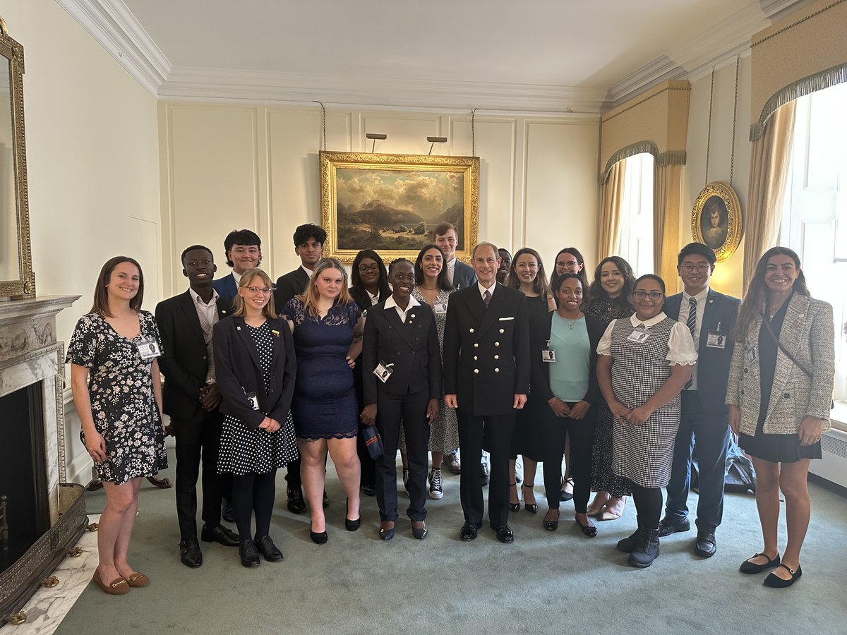 Yesterday, Emerging Leader Representatives for the International Award, alongside the @DofE UK Youth Ambassadors, had the opportunity to meet with Patron of the Award, HRH The Duke of Edinburgh. #WorldReady #InternationalAwardEmergingLeaders #DofEAmbassadors @IntawardAlumni