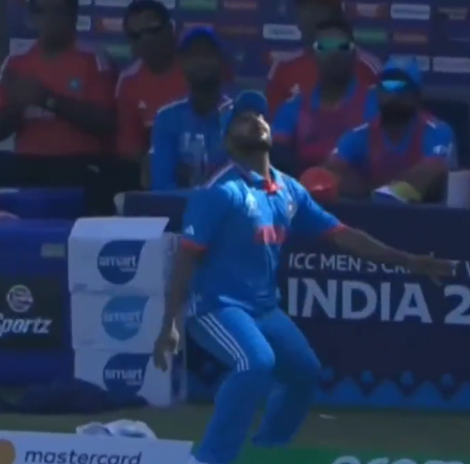 _FaridKhan's tweet photo. A fielder should not be allowed to go towards the other side of the boundary rope and throw the ball back into play @ICC @BCCI 
Yeh rule change hona chahiye because it's unfair on the batter. Once the ball has gone out of the ropes, be it in the air, it should be a SIX! Yeh Thakur wala catch example hay ball bahir janay ki ropes se! #CWC23 #WorldCup2023