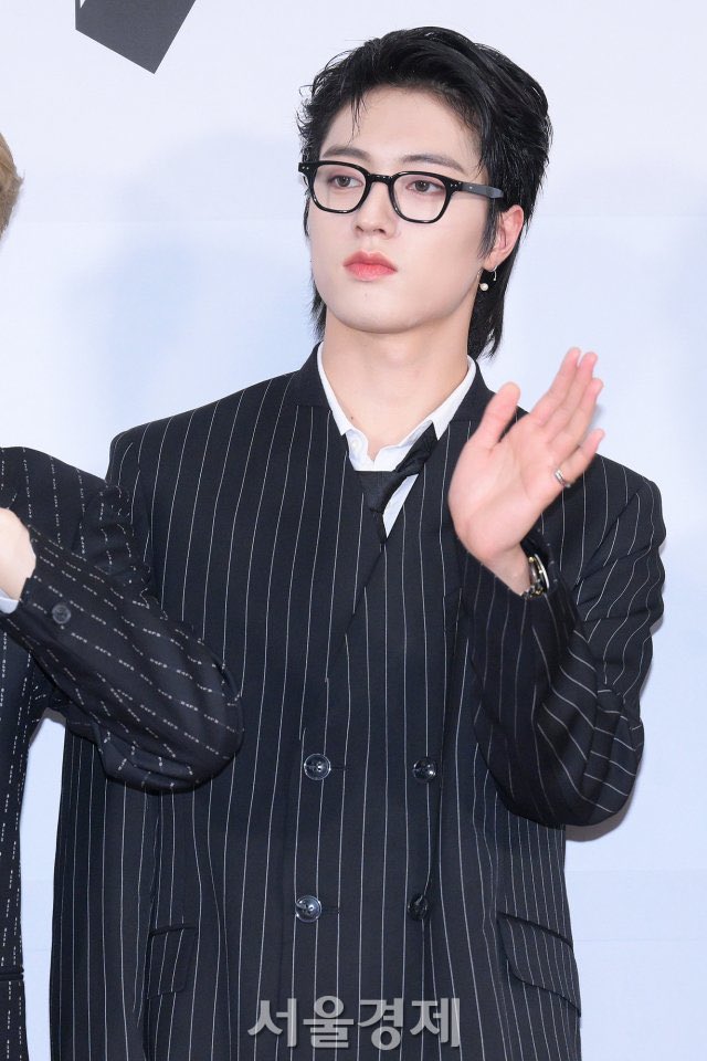 ℋis radiance is akin to a celestial secret whispered by the cosmos, a magic that transcends the terrestrial realm. In every pose and outfit, he unveils a fresh facet of his inner luminance, leaving those fortunate enough to witness it in perpetual 𝗐͟𝗈͟𝗇͟𝖽͟𝖾͟𝗋... .𖥔 ݁