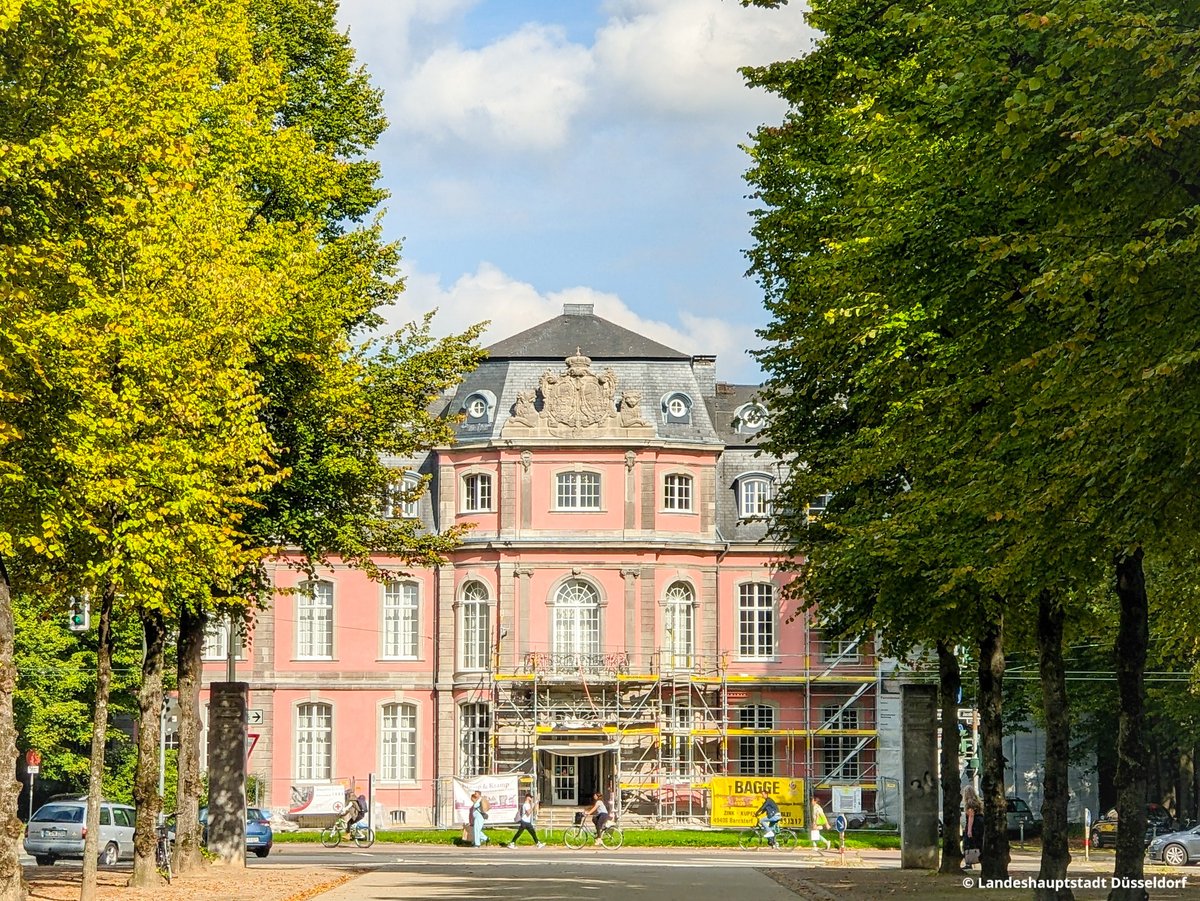 Duesseldorf's tweet photo. Ein neues Altrosa für das Schloss Jägerhof! 💟 Die #Sanierung der #Fassade geht gut voran.🏰🚧
Seit etwa einem Jahr werden Schäden des denkmalgeschützten Schlosses behoben. Speziell für das #Schloss wurde ein neuer #Altrosa Farbton entwickelt. 🎨🖌️
➡️ https://t.co/1u9MpSPnlI https://t.co/ccc5BEaoV7