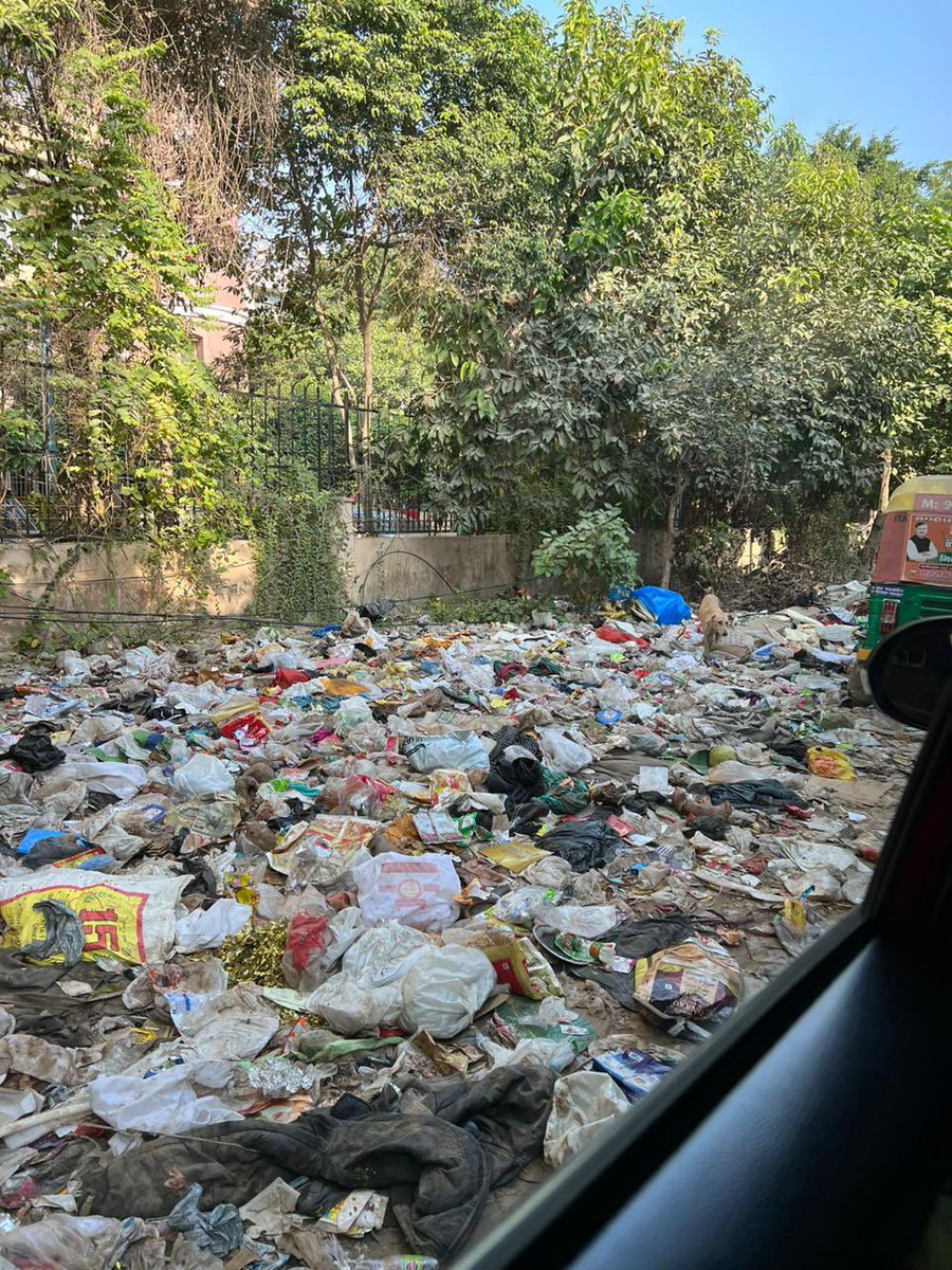 This is where I stay in sector 49, Sohna road <a href="/DC_Gurugram/">DC Gurugram</a> sir kindly look into this. This sight is common in many posh areas of Gurgaon. The Municipality is conveniently ignoring this for many days #SwachhataHiSeva2023