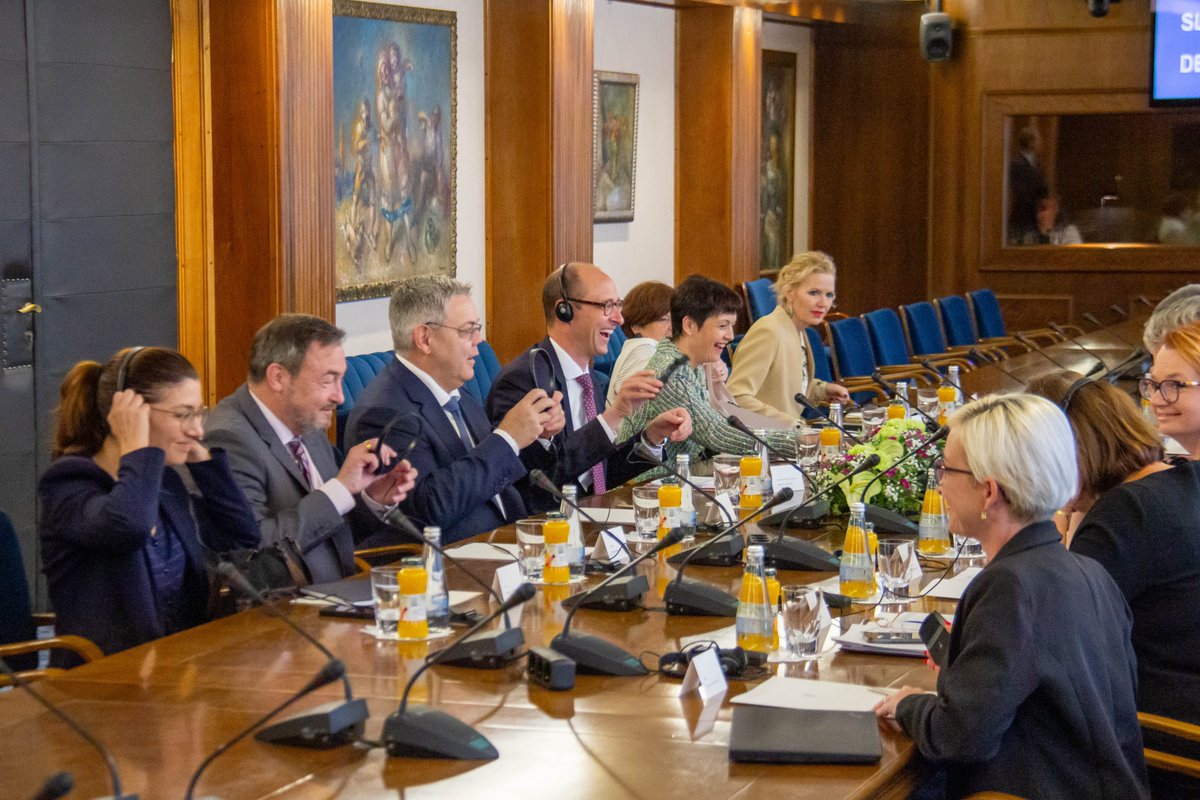 .<a href="/LotricMarko/">Marko Lotrič</a>, predsednik Državnega sveta je sprejel predsednika Nacionalnega sveta Švicarske konfederacije Nj. ekscelenco gospoda <a href="/martin_candinas/">Martin Candinas</a>.
Odnose med Slovenijo in Švicarsko konfederacijo sta sogovornika ocenila kot dobre in prijateljske, med državama poteka reden