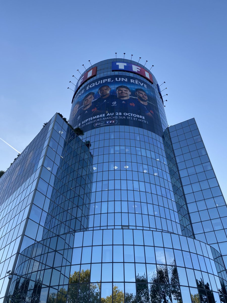 cyriladriaens's tweet image. 🚨L’heure du départ. Fier et ému d’avoir appartenu à cette grande rédaction @TF1Info @LCI durant 15 ans. Politique, News, Société, Éco. Stagiaire, reporter, présentateur, chef de service adjoint. Reportages, duplexs, chroniques. J’ai tant vécu et appris. Salut les copains et 🙏