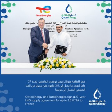 MaximCombes's tweet photo. Le PDG de @TotalEnergies @PPouyanne est heureux de vous annoncer signer un nouveau contrat gazier sur 27 ans qui va contribuer à bousiller la planète. Contrat signé avec le Qatar qui finance depuis des années le #Hamas. 
Bien sûr, c'est pour notre bien et assurer notre avenir. https://t.co/GWm6d45rEp