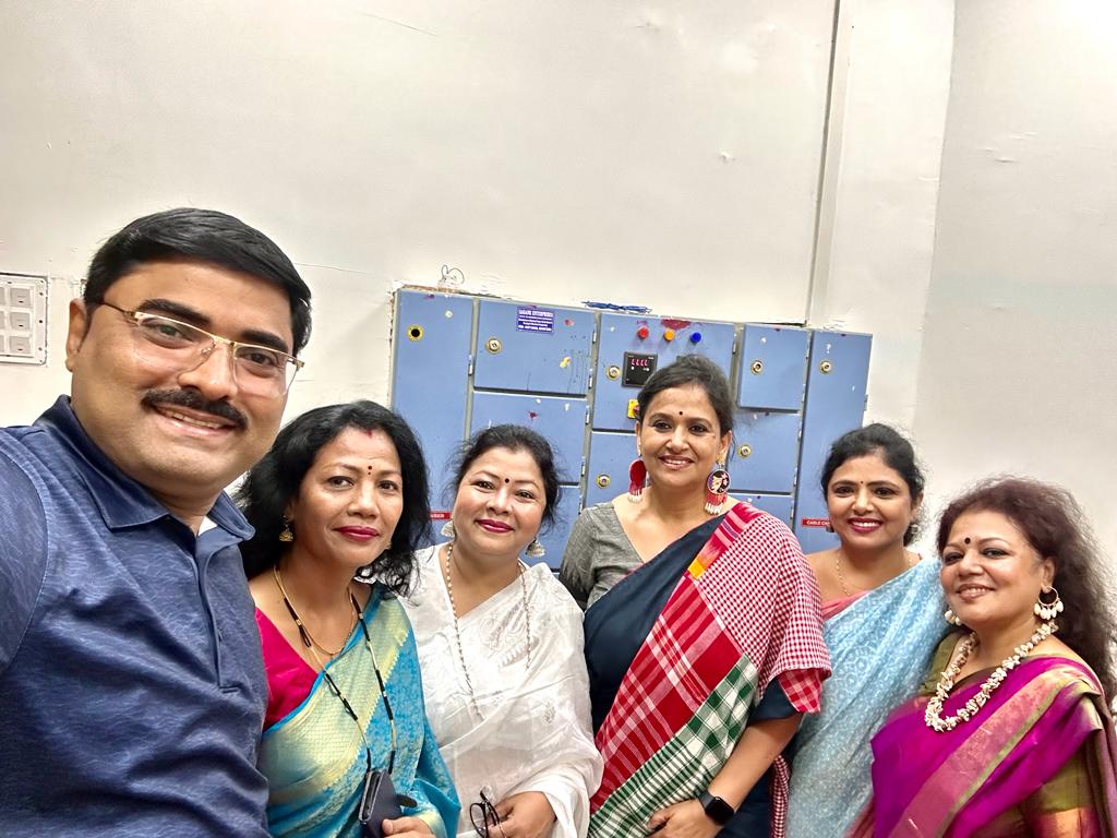 susmitamitudas's tweet photo. An enchanting evening filled with the timeless melodies of #RagaRanga, a heartfelt tribute to the legendary poet Kavi Chandra.
Grateful to have shared this musical journey.
🎶✨
#RagaRanga #MusicalTribute #event #performance #susmitadassinger #jaydevbhawan https://t.co/qYCFMlqOmg