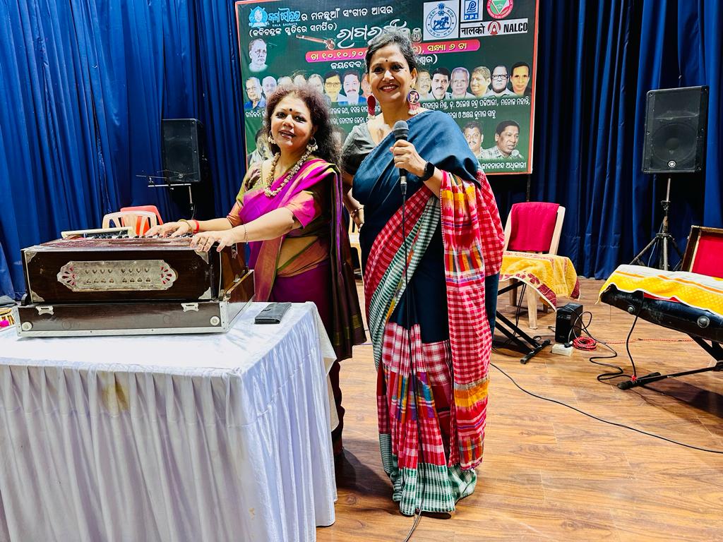 susmitamitudas's tweet photo. An enchanting evening filled with the timeless melodies of #RagaRanga, a heartfelt tribute to the legendary poet Kavi Chandra.
Grateful to have shared this musical journey.
🎶✨
#RagaRanga #MusicalTribute #event #performance #susmitadassinger #jaydevbhawan https://t.co/qYCFMlqOmg